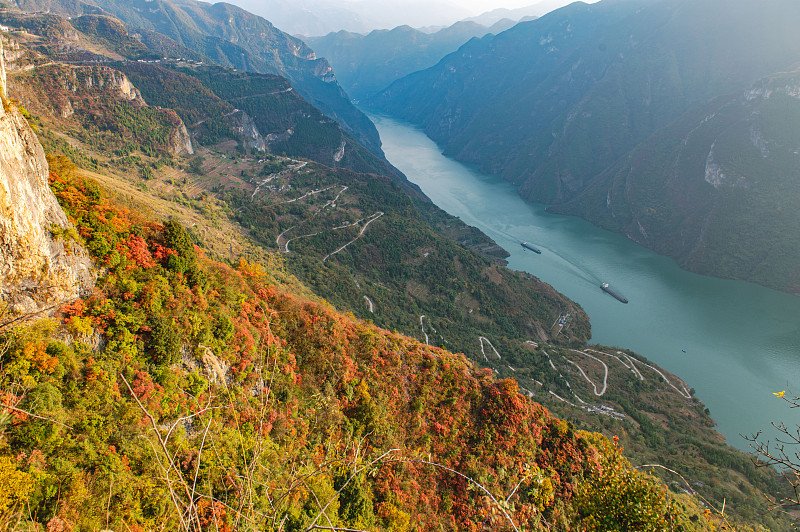巫山红叶：万山红遍的三峡奇观